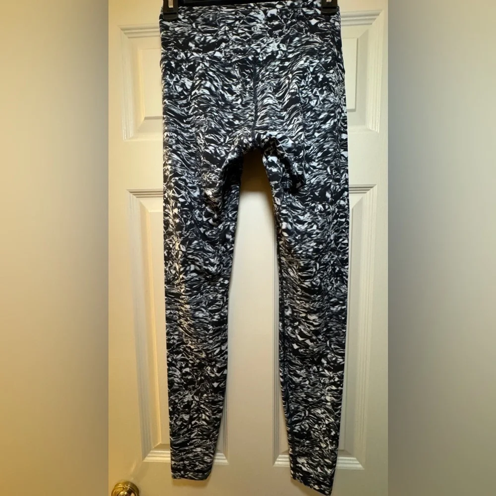Lululemon Wunder Under Leggings Size 6 Black White Print High Rise Yoga Pants